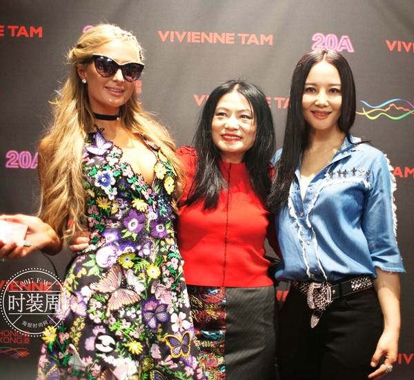 帕丽斯·希尔顿 (Paris Hilton) 、设计师Vivienne Tam、陶红现身2017秋冬纽约时装周谭燕玉 (Vivienne Tam) 秀场