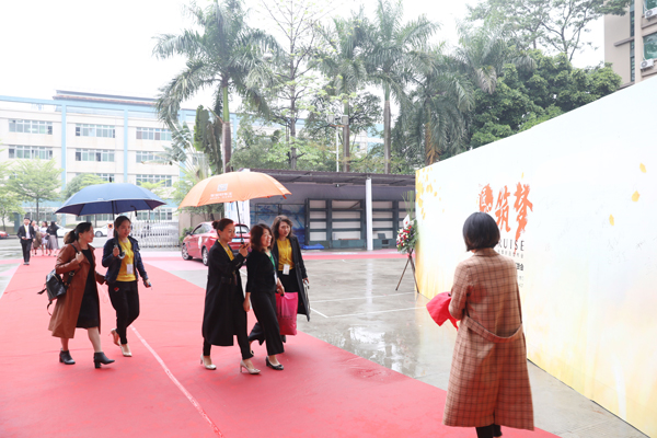 热烈祝贺芮色女装2018秋季新品订货会圆满结束！